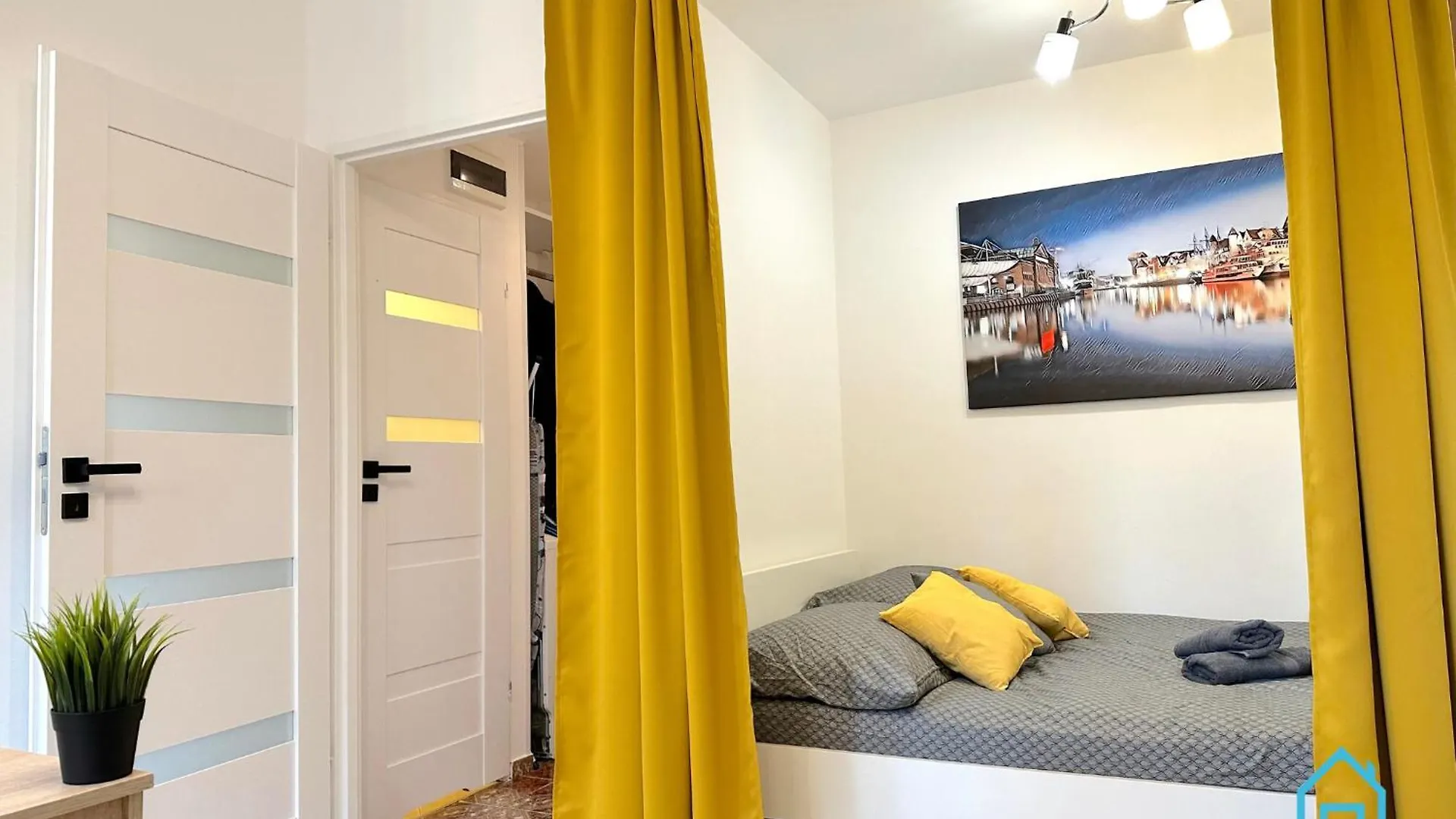 Honey Apartment- Cozy Retreat, 10 Minutes To Gdansk Old Town 0*,  Polonia